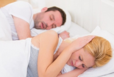 Quelques conseils pour mieux dormir avec un ronfleur 